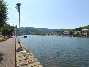 Отель Lovely modern apartment walking distance from the Mosel shops and restaurants  Целль